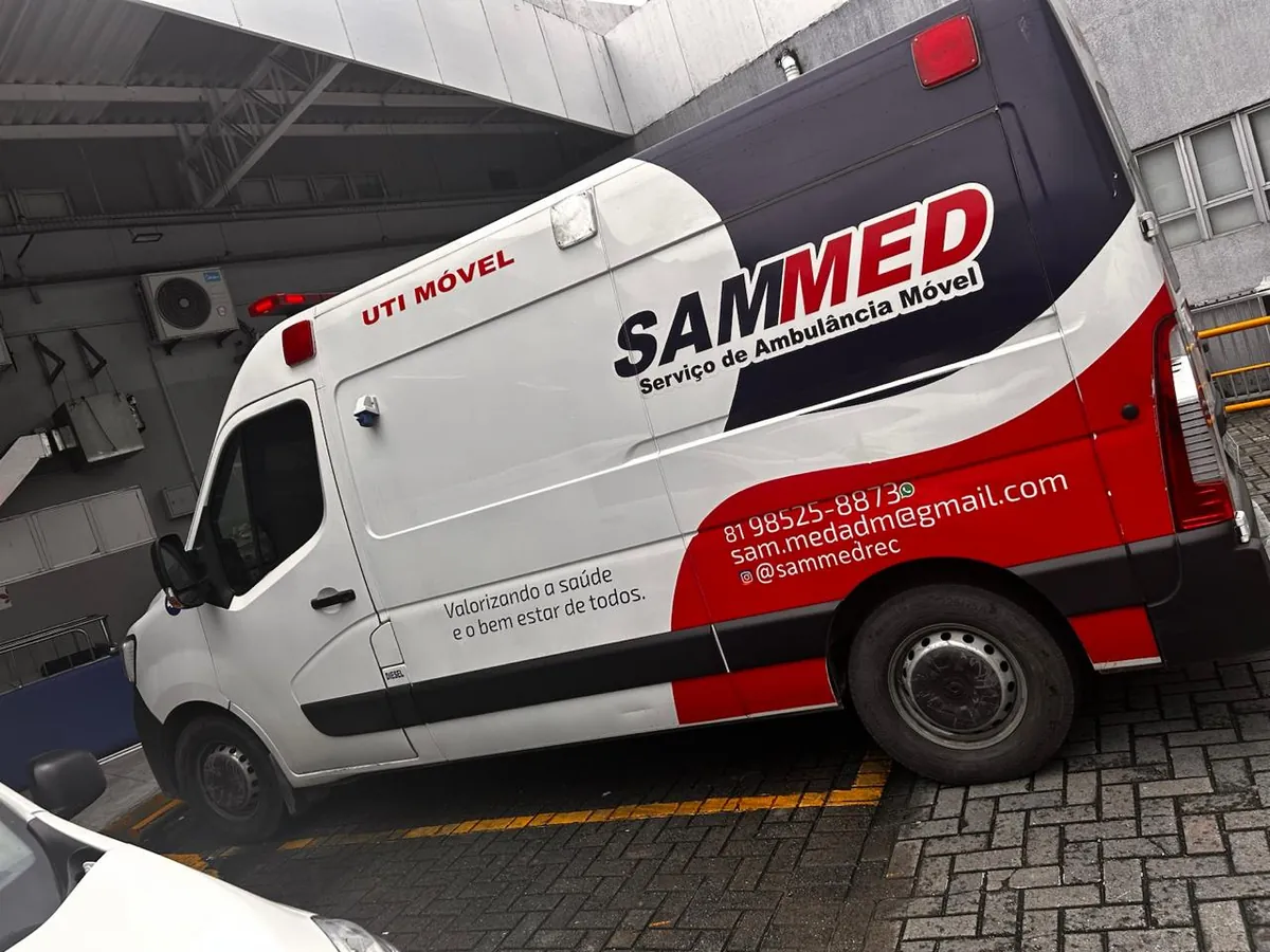Vista lateral de ambulância Renault Master com a identidade SAMMED