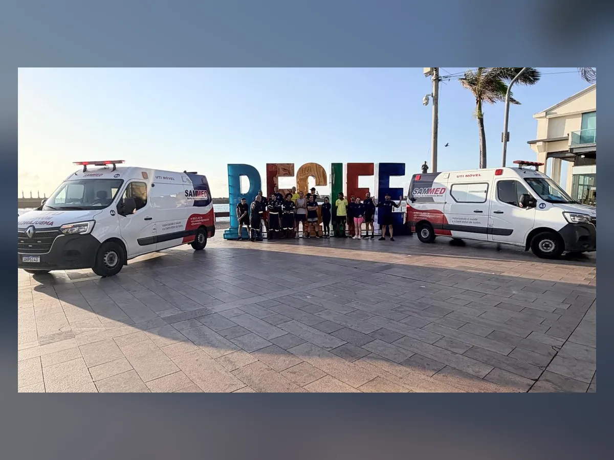 Duas ambulâncias da SAMMED em fotografia externa no Recife